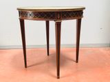 une petite table avec un plateau en bois