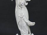 statue d'une femme tenant un panier de fleurs sur fond noir