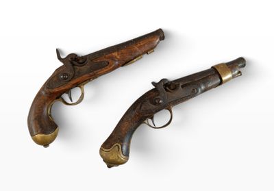 une paire de pistolets anciens sur fond blanc