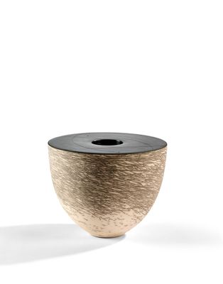 une image représentant un vase doré avec un couvercle noir sur fond blanc