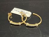 paire de boucles d'oreilles créoles dorées ornées de cristaux