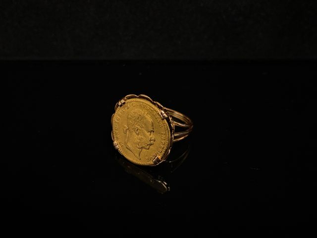 Bague en or 18 carats 750 millièmes à décor d’une de pièce de mon...