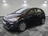 La Citroën noire est garée dans le garage, sur un sol à damier.