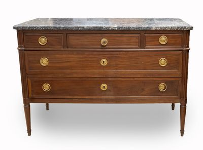 une commode ancienne avec dessus en marbre