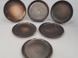 six poêles anciennes en fonte sur fond blanc