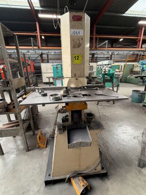 une machine placée au milieu d'une pièce