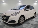 la petite voiture blanche est garée dans la pièce au sol en damier