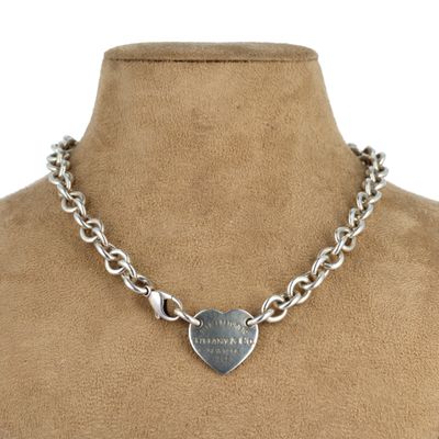 gros plan d'un collier sur un mannequin mannequin mannequin mannequin mannequin mannequin mannequin mannequin mannequin