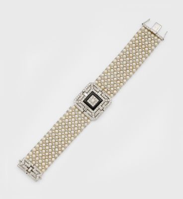 un bracelet de montre Art déco orné de perles et de diamants