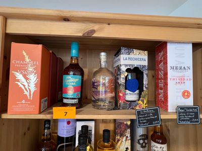 de nombreuses bouteilles d'alcool sur une étagère dans un placard