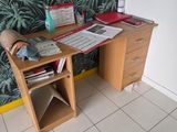 un bureau en bois sur lequel est posé un ordinateur portable