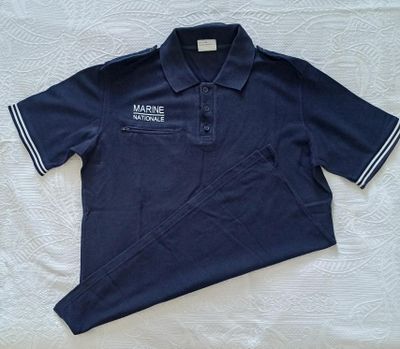 polo bleu marine avec des bordures blanches et un logo sur la poitrine