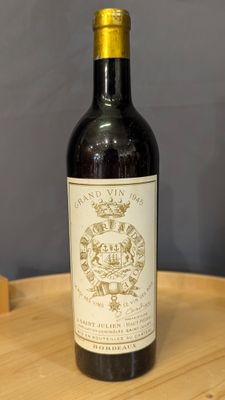 une bouteille de vin posée sur une table en bois