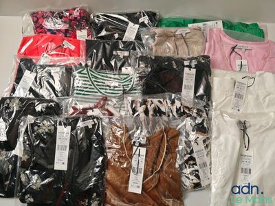 un tas de vêtements posés sur une table