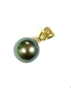 an image of a black pearl pendant on a white background