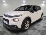 la citrole blanche est garee sur un sol en damier