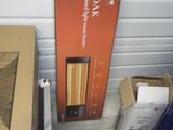 une boîte en carton avec une image dessus, à côté d'une autre boîte en carton avec une image dessus