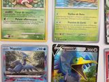 plusieurs cartes de pokémon sont alignées sur une surface blanche
