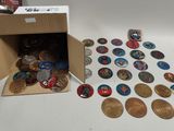 une boîte de pièces posée sur une table à côté d'une boîte d'aimants