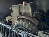 une grande machine installée dans un bâtiment