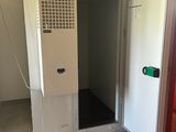 une pièce dotée d'une porte et d'une fenêtre