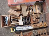 une caisse remplie d'outils posée sur une palette