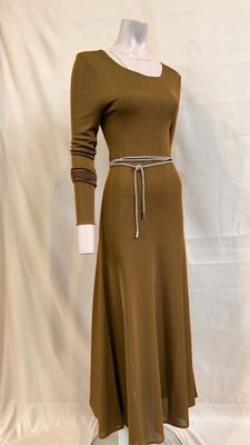 La robe est marron et comporte une ceinture à la taille.