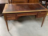 un bureau en bois avec des tiroirs et des tiroirs sur le dessus