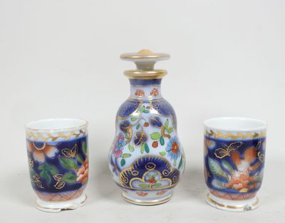 trois vases et une tasse posés sur une table