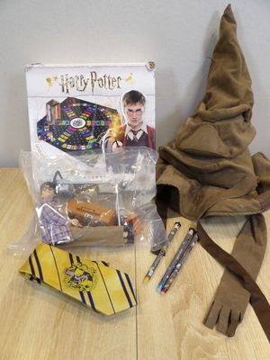 un chapeau, une baguette magique et d'autres objets de Harry Potter posés sur une table