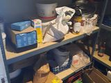 de nombreuses boîtes et bacs sur les étagères de la pièce