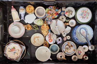 une boîte noire remplie d'une grande variété de plats
