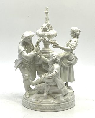 une statue représentant un groupe de personnes sur un socle