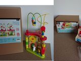 deux photos : l'une d'une boîte contenant des jouets et l'autre d'une boîte contenant un jouet