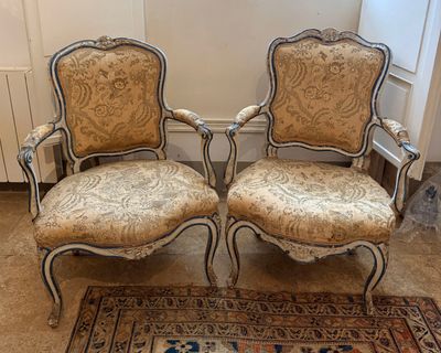 paire de chaises anciennes avec coussins rembourrés