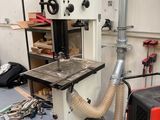une machine qui se trouve dans une pièce où sont rangés des outils