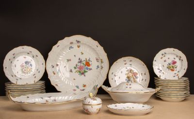 plusieurs assiettes et bols posés sur une table