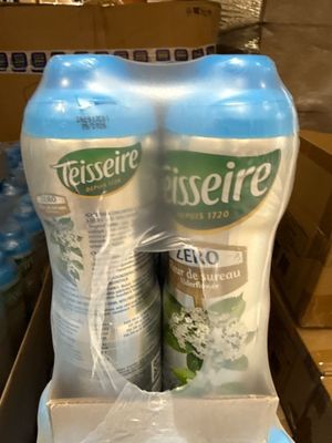 deux flacons de déodorant dans une boîte en carton posée sur une étagère