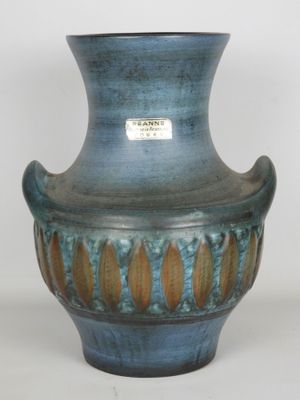 un vase bleu orné d'un motif marron