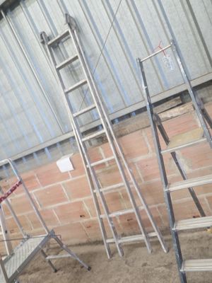 de nombreuses échelles appuyées contre un mur