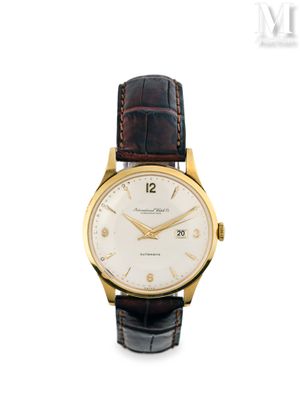 gros plan d'une montre sur fond blanc avec un bracelet marron