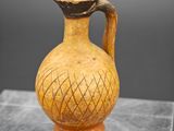 un petit vase posé sur une table