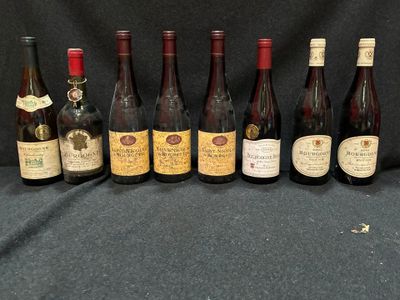 plusieurs bouteilles de vin sont alignées sur une table