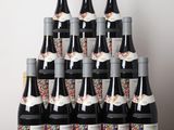 plusieurs bouteilles de vin posées sur une table en bois