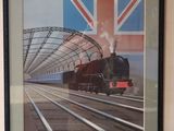 peinture représentant un train sur une voie ferrée, sur lequel figure un drapeau britannique