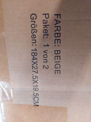 une boîte en carton sur laquelle est collée une étiquette de prix