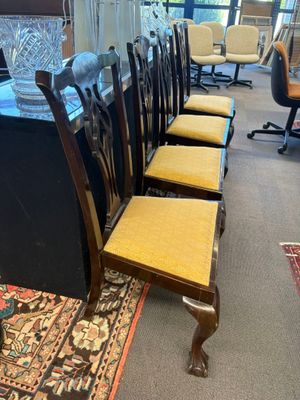 beaucoup de chaises alignées dans la pièce