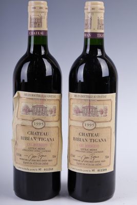 deux bouteilles de vin posées l'une à côté de l'autre sur une table