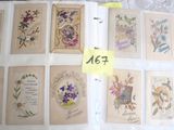 un lot de cartes posées sur une table