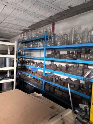 une pièce remplie d'une multitude de bouteilles en verre et d'autres objets